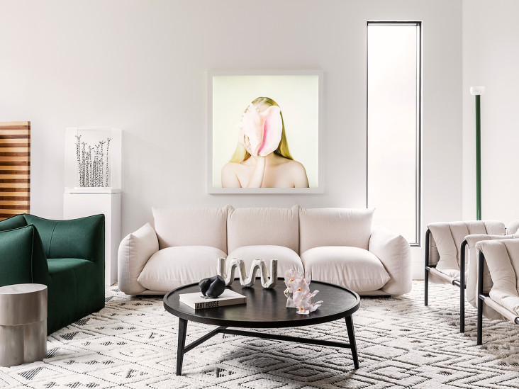 Челси Хинг: сложные оттенки, яркие акценты и искусство в двухэтажной квартире
