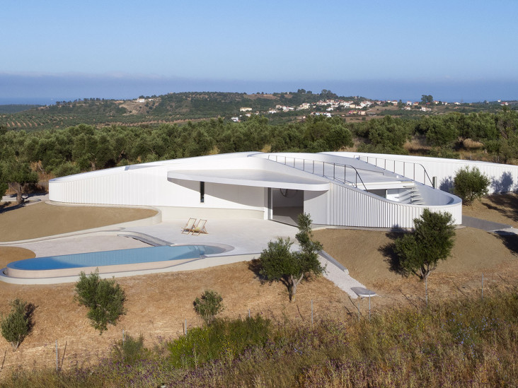 LASSA Architects: дом для коллекционеров в Греции