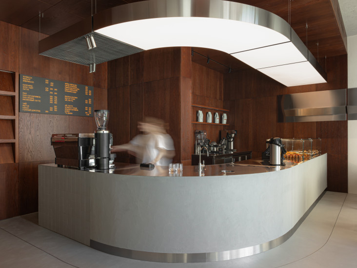 Контрастная кофейня в Краснодаре по проекту KIDZ studio: дуэт тишины и звука