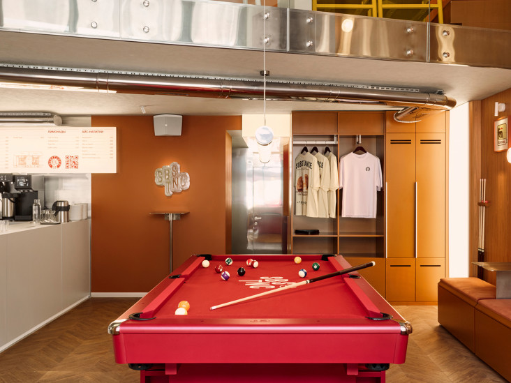 Переосмысление привычной типологии бара и бильярдной: проект KIDZ studio в Москве
