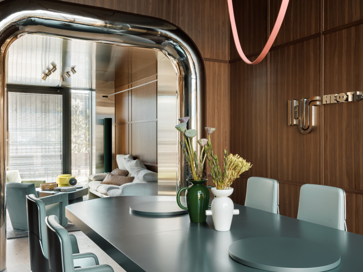 Офис строительной компании в Петербурге: проект студии Motif с иконами дизайна