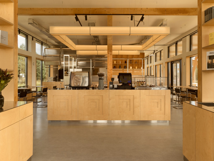 Модернистское кафе-пиццерия на природе: проект FruitDesign с акцентом на созерцание