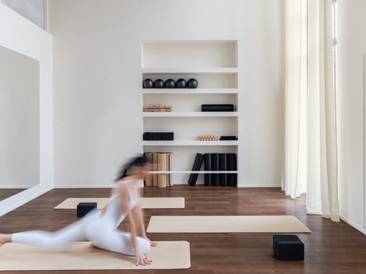 Минималистский интерьер студии растяжки в Казани: проект студии 1820st