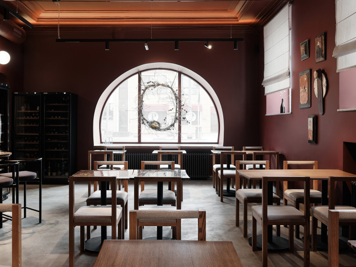 Художественный интерьер винного ресторана в Перми по проекту студии Self
