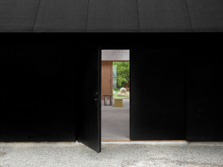 Черный дом-мастерская для двух художников в Швеции