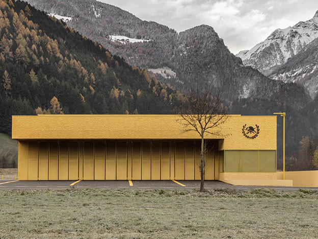 Pedevilla Architects: желтый дом для пожарных