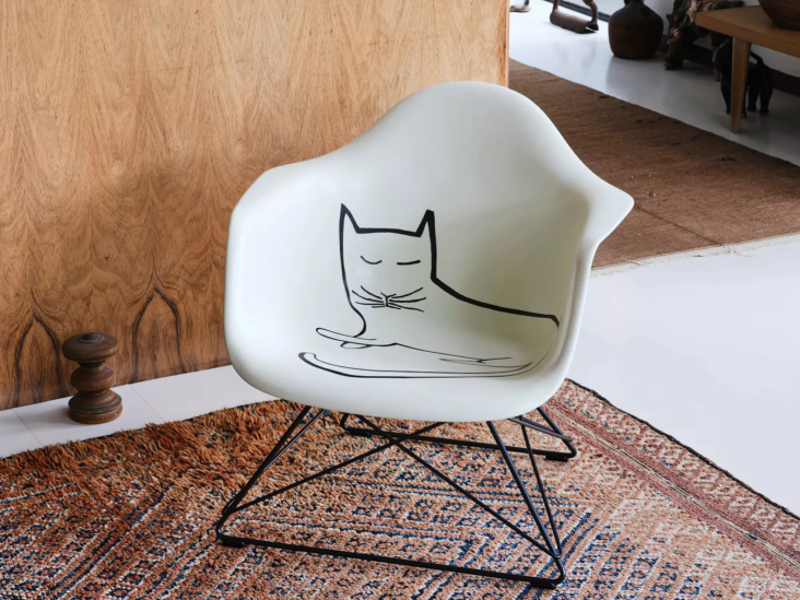 Vitra выпустила ограниченный тираж кресла Eames с рисунком Сола Стейнберга