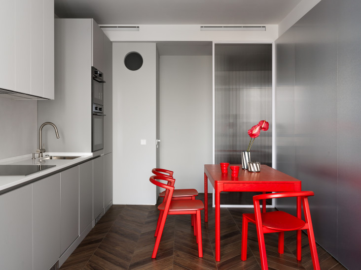 Семейная квартира с красными акцентами: проект студии дизайна D