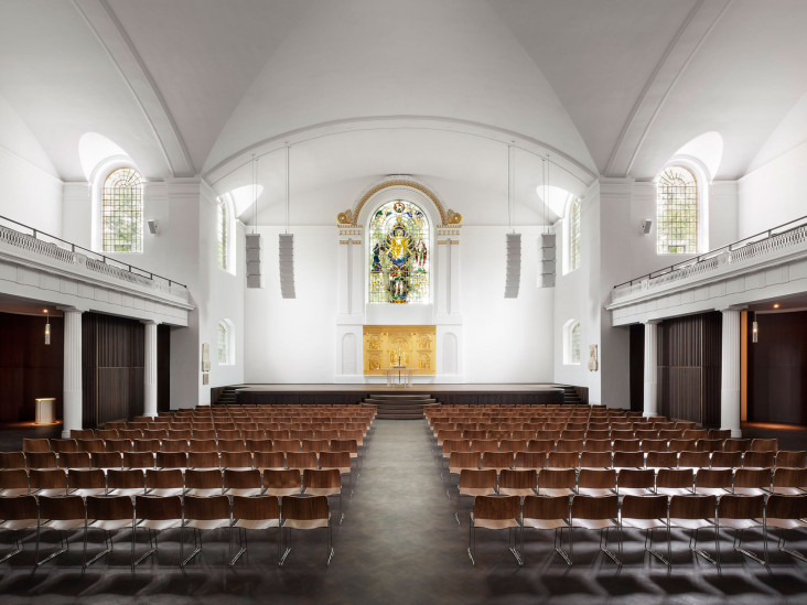 Джон Поусон обновил интерьеры церкви в Восточном Лондоне