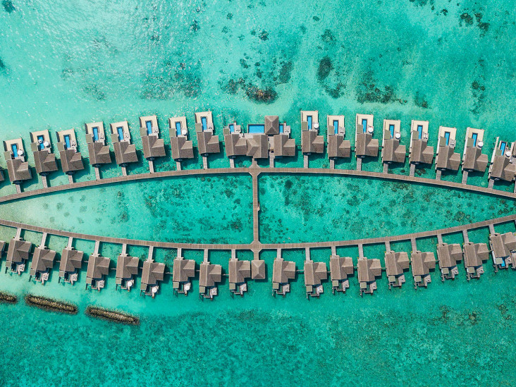 Отель на Мальдивах с арт-инсталляцией Джейсона деКайреса