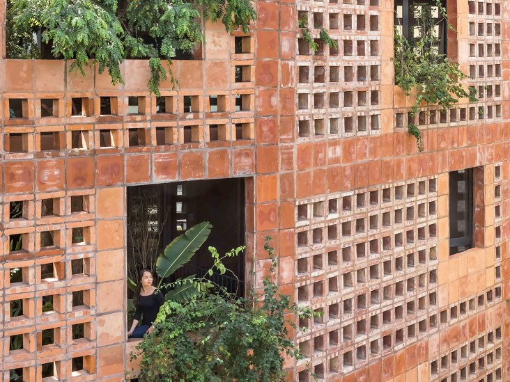 VTN Architects: экологический дом с керамическим фасадом