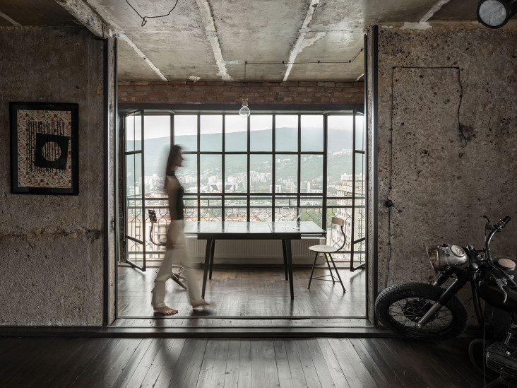 Virstak Design: квартира в Тбилиси с камином и мотоциклом в гостиной