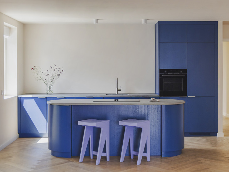Двухэтажный лофт с синей кухней в Берлине