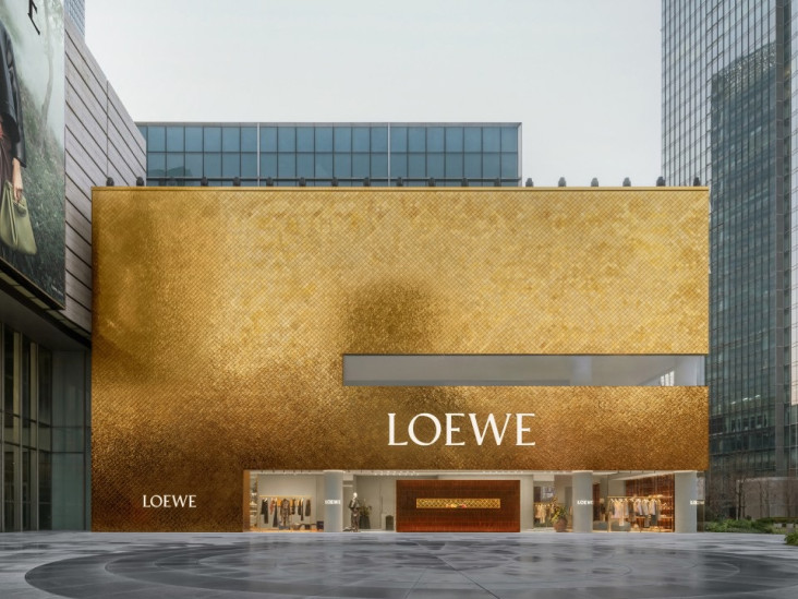 Бутик Loewe в Шанхае с золотым фасадом