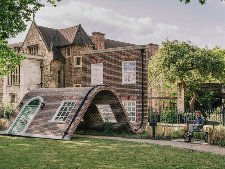Алекс Чиннек: извилистый кирпичный фасад на Clerkenwell Design Week