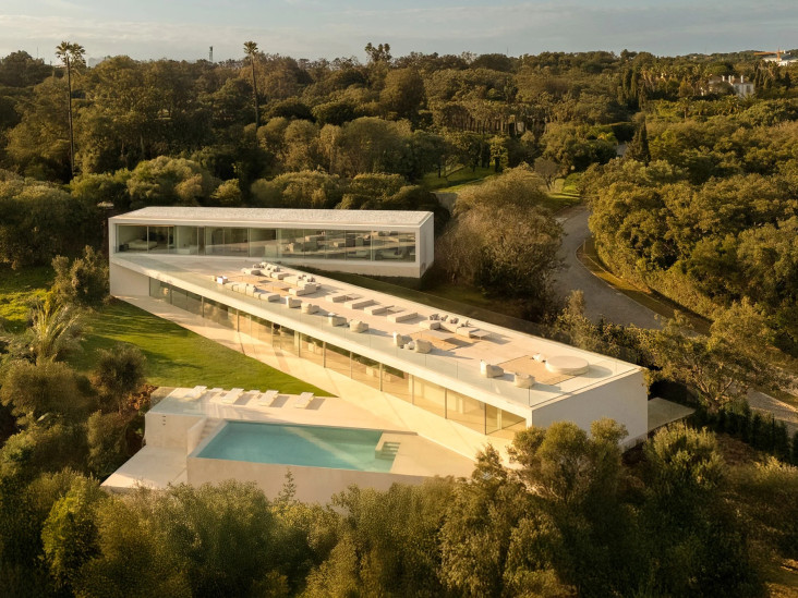 Зигзагообразная вилла в Испании от Fran Silvestre Arquitectos