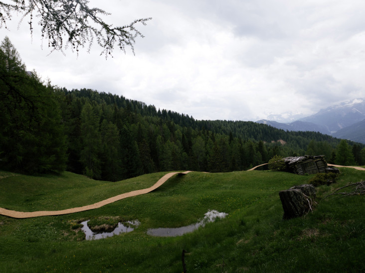 Ландшафтная инсталляция Trace of Land из тюков сена в Доломитах