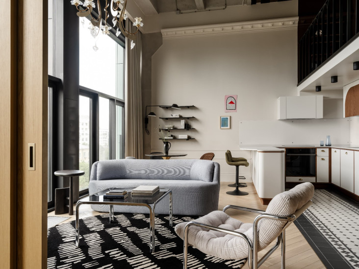 Двухуровневая квартира с промышленной эстетикой: проект студии Lake and Walls