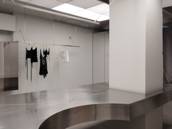 Лаконичный бутик бренда купальников в историческом особняке: проект Полины Черняк