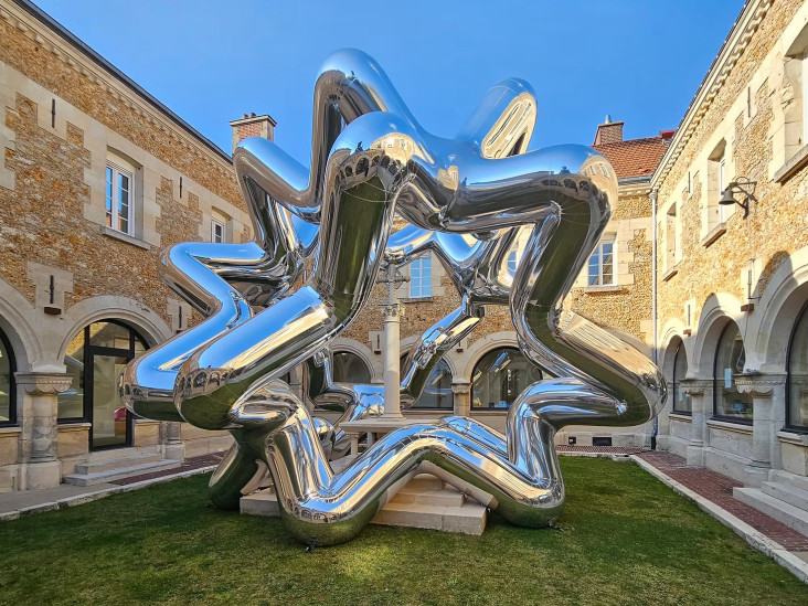 Надувная скульптура-звезда Сирила Ланселана во Франции