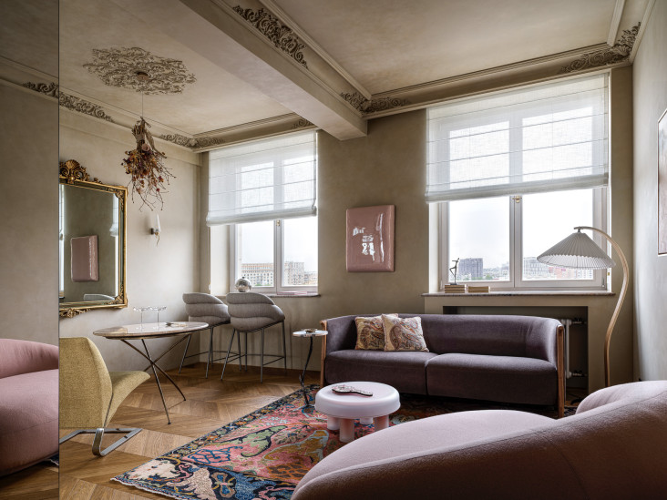 Творческая лаборатория с зеркальной кухней: квартира Юлианы Дорониной в Москве