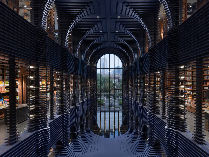 Книжный магазин Tianjin Zhongshuge с кирпичными полками в Китае