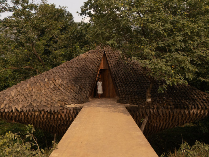 Соломенный дом-мост Bridge House в Индии