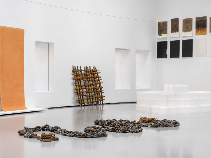 Minimal в Bourse de Commerce: с чем работает искусство радикальной чистоты формы и замысла