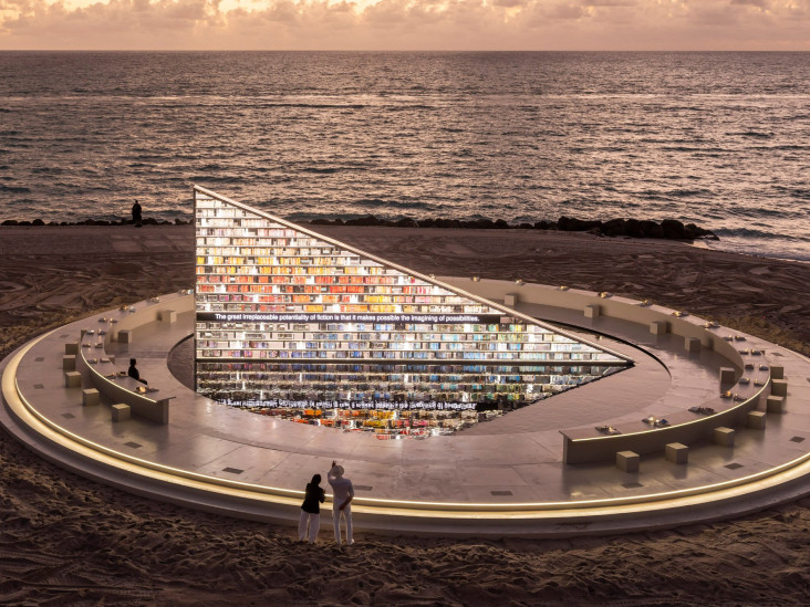 Вращающаяся библиотека Library of Us на пляже в Майами