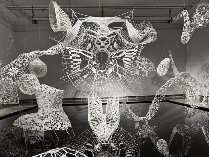 Вязаная инсталляция Distance в виде созвездий