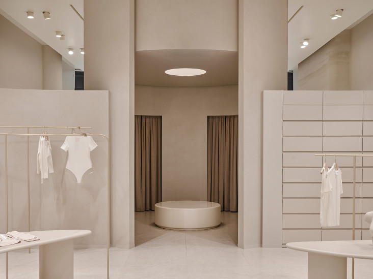 Монохромный шоурум бренда нижнего белья Lavarice: проект Sinitsa Buro