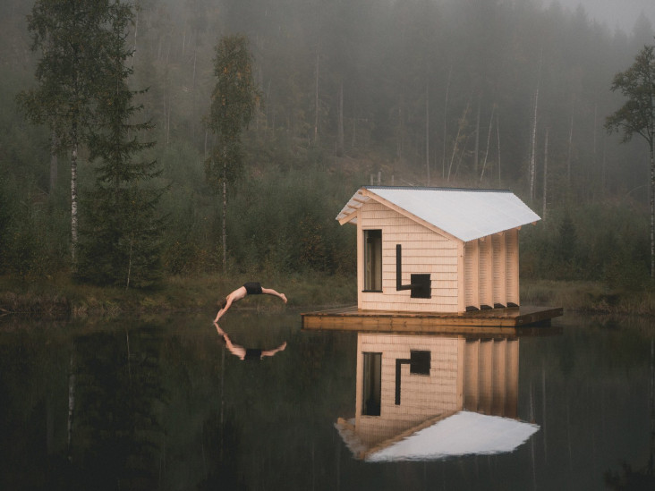 Плавучая деревянная сауна Watercave в Норвегии