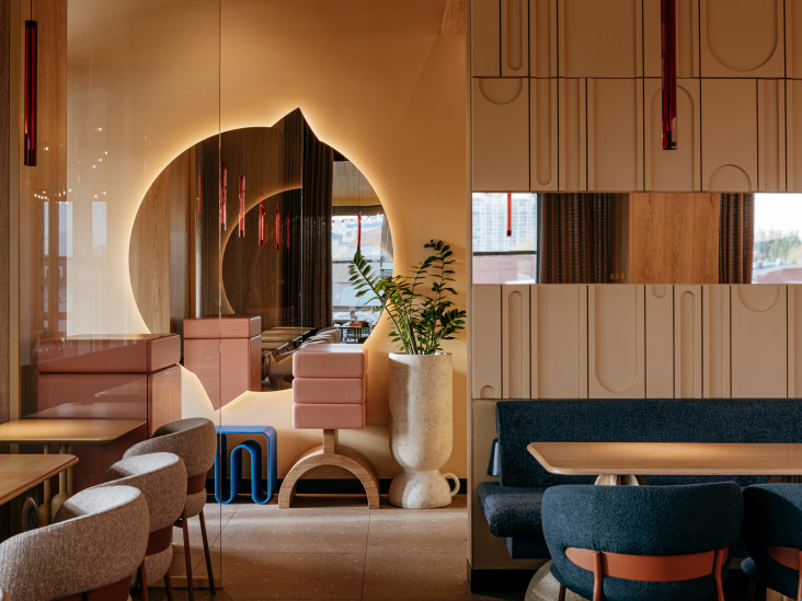 Кофейня с деревянными панелями и световыми коробами в Тюмени: проект Studio Lynx