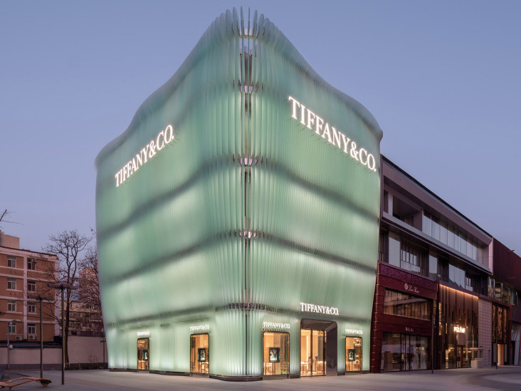 Флагманский бутик Tiffany & Co со стеклянным фасадом в Пекине