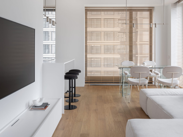 Белый интерьер трехкомнатной квартиры для молодой семьи: проект Бюро 48