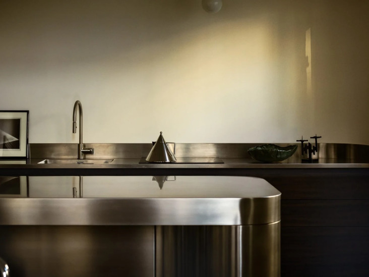 Стальные кухни: 16 примеров из российских и зарубежных проектов