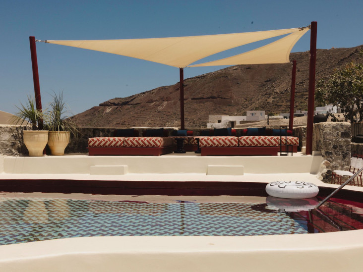 Кикладская архитектура и яркие акценты: отель на Санторини по проекту Urban Soul Project