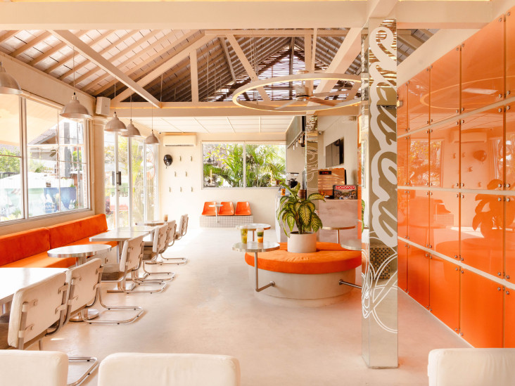 Кафе PIMS на Бали: оранжевые тона и блеск металла