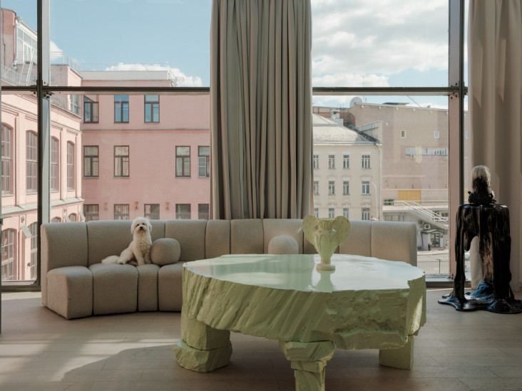 Постижерная студия Wig Dealers в стеклянном кубе: проект Viner Design Group