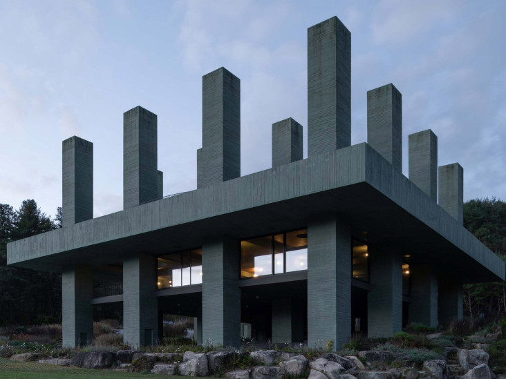 Ресторан с бетонными колоннами в ботаническом саду под Сеулом