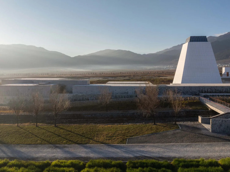 Монументальная вискикурня Diageo в Китае по проекту Oli Architecture