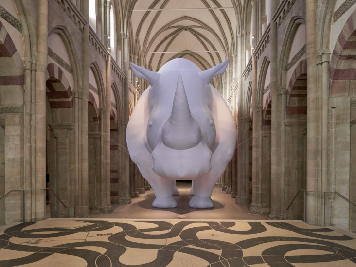 Надувной носорог в средневековых интерьерах Художественного музея Магдебурга