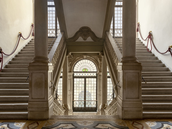 Сила красоты: первая выставка в Fondazione Dries Van Noten