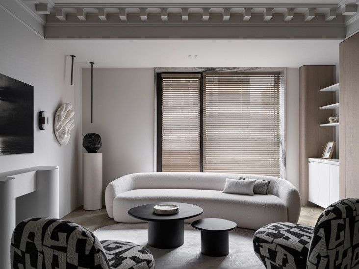 Современная классика с монументальным карнизом: проект студии Belousova.Interior