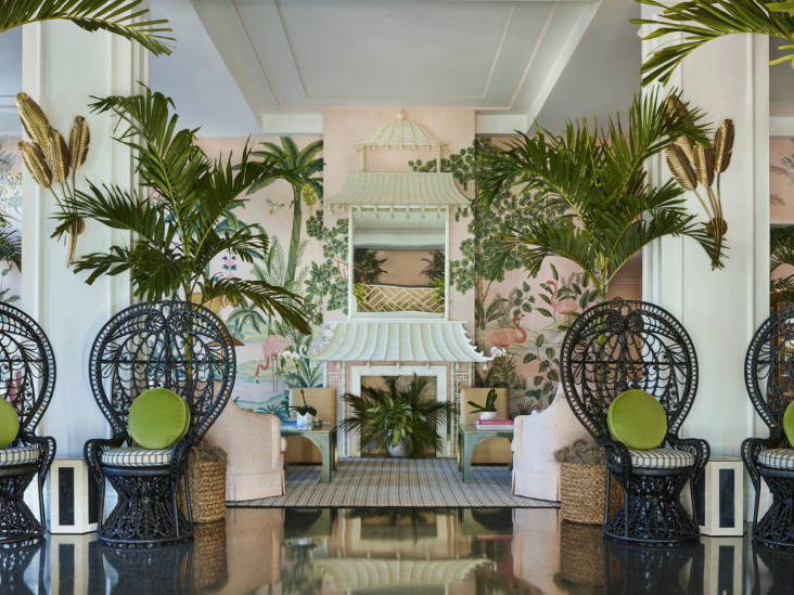 Обновление отеля Colony: джунгли и фламинго на стенах лобби