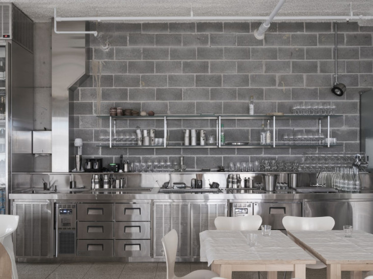 Греческий ресторан с металлической отделкой в Австралии: проект AP Design House