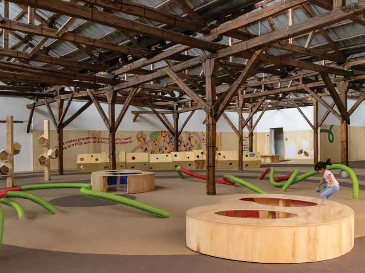 Игровая площадка в Эквадоре в здании бывшей текстильной фабрики