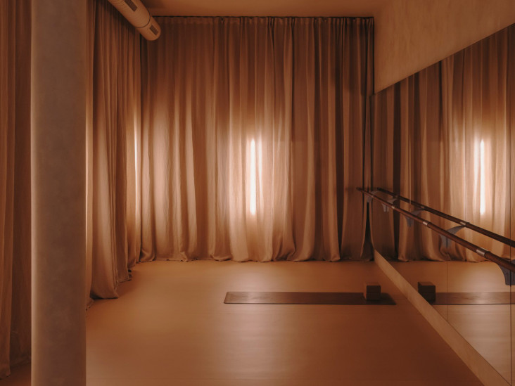 Медитативный монохром: фитнес-студия по проекту Plantea Estudio