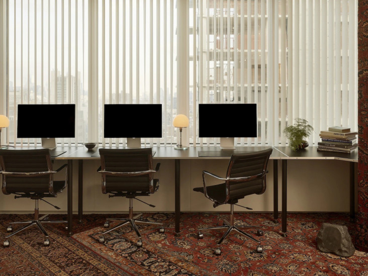 Офис студии Mouthwash с персидскими коврами: проект Charlap Hyman & Herrero