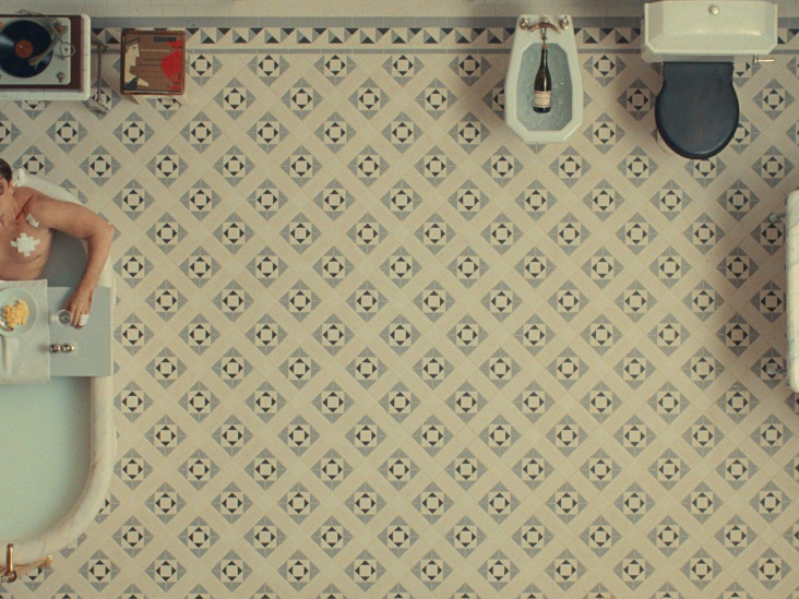 Как оформить ванную комнату в стиле Уэса Андерсона: подборка интерьерных решений